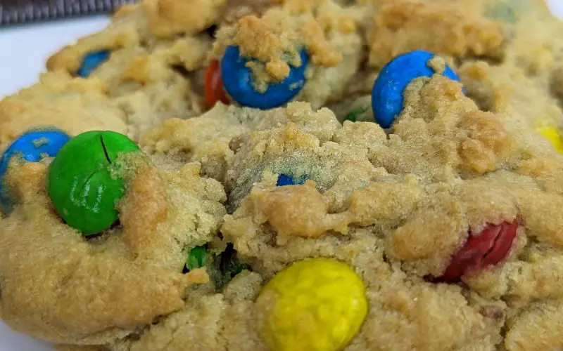 Crumbl cookies original with m&ms close-up angle- banhmifresh.com