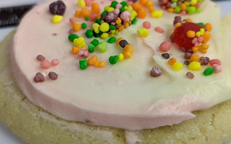 Crumbl cookies strawberry limeade with nerds close up side view - banhmifresh.com