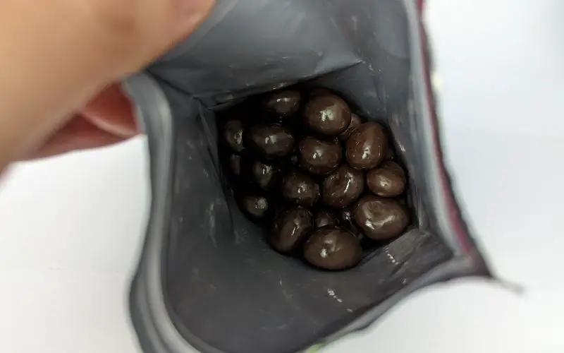 Island harvest dark chocolate macadamia inside the bag - banhmifresh.com