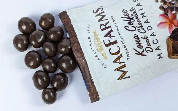 Macfarms kona coffee dark chocolate macadamias overview pour out - banhmifresh.com