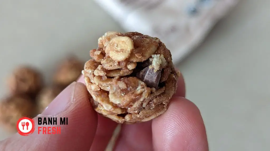 Made Good Granola Minis chocolate chips single close up - banhmifresh.com