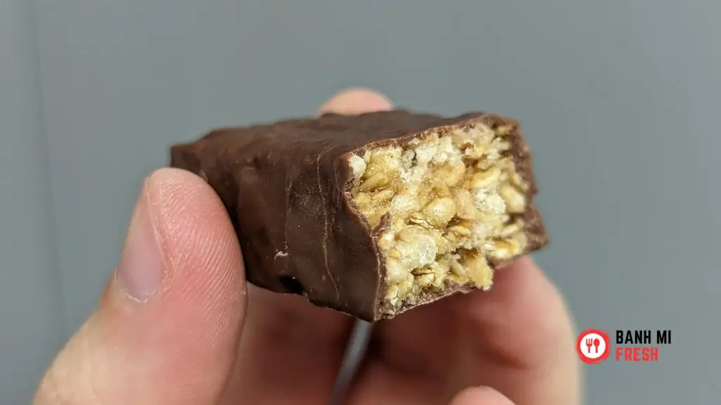 Quaker Chewy Dipps Chocolate Chip side view cross section - banhmifresh.com