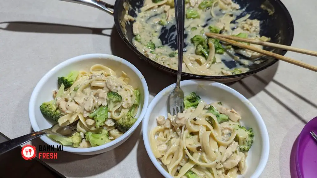 Bertolli Chicken Broccoli Fettuccine Alfredo enough for two and a half people - banhmifresh.com