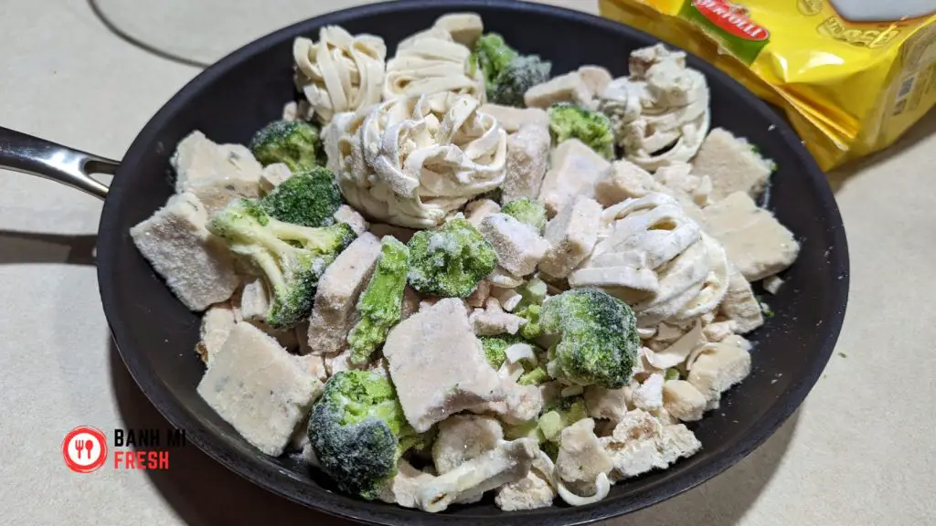 Bertolli Chicken Broccoli Fettuccine Alfredo entire bag in deep dish - banhmifresh.com